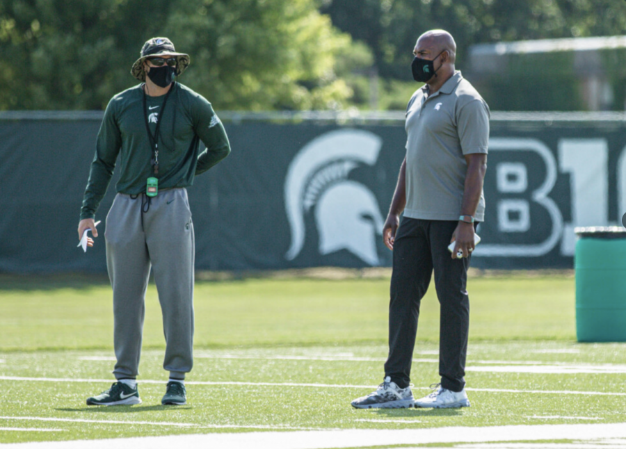 Mel+Tucker+talks+with+offensive+coordinator+Jay+Johnson%2FPhoto+Credit%3A+MSU+Athletic+Communications