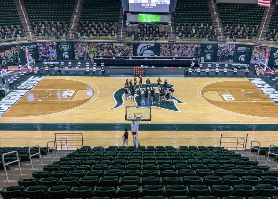 Suzy+Merchant+and+the+MSU+WBB+team+practice+at+the+Breslin+Center%2F+Photo+Credit%3A+MSU+Athletic+Communications%0A