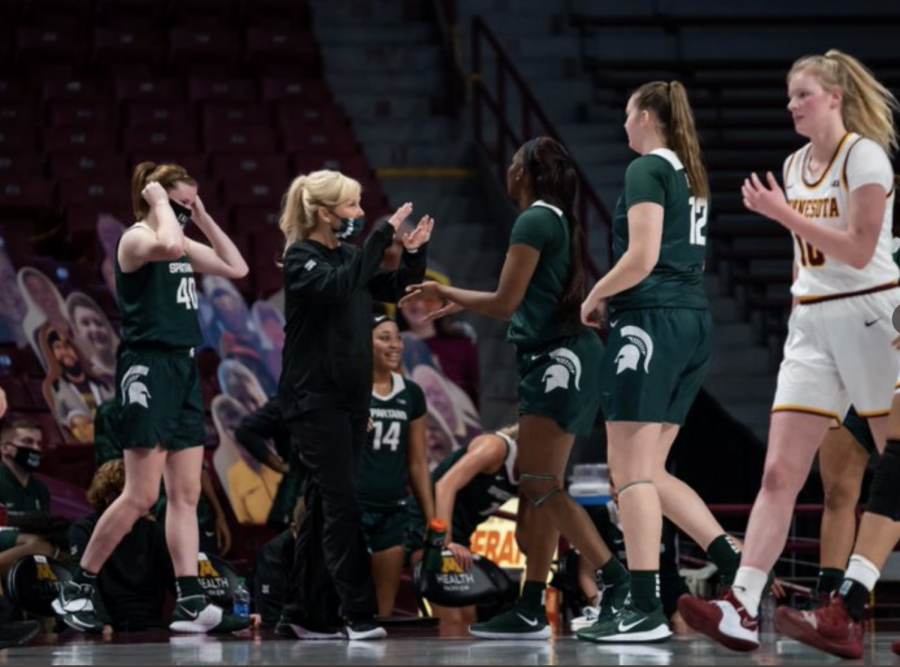 Suzy+Merchant+gives+instructions+to+her+players+in+the+Spartans+81-68+road+win+over+Minnesota%2FPhoto+Credit%3A+MSU+Athletic+Communications%0A