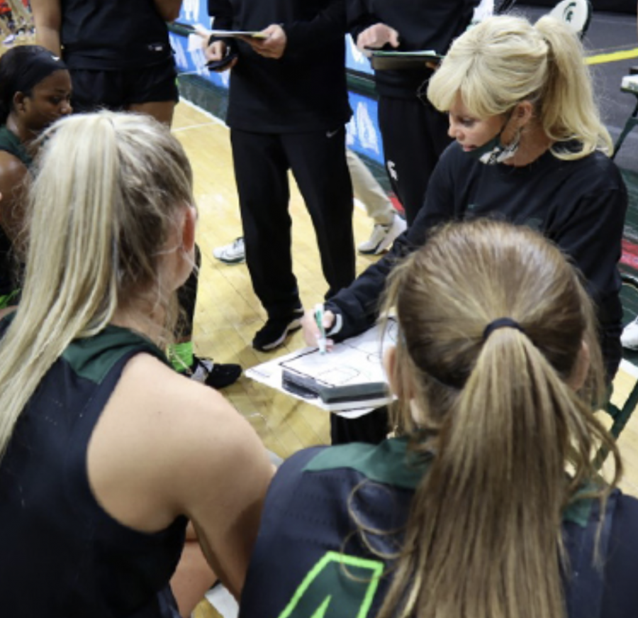 Suzy+Merchant+draws+up+a+play+inside+the+huddle%2F+Photo+Credit%3A+MSU+Athletic+Communications%0A%0A