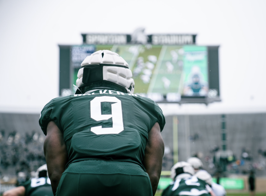 MSU+running+back+Kenneth+Walker+lines+up+in+the+backfield+during+the+2021+spring+game%2F+Photo+Credit%3A+MSU+Athletic+Communications+%0A%0A%0A