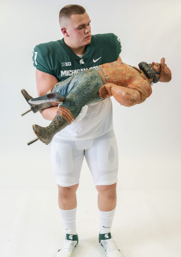 MSU+defensive+tackle+Alex+VanSumeren+holds+the+Paul+Bunyan+Trophy+during+his+visit+to+East+Lansing+on+June+4%2F+Photo+Credit%3A+MSU+Athletic+Communications+