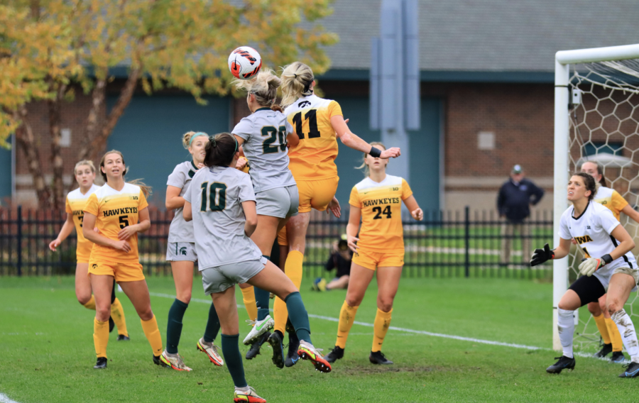 MSU+defender+Zivana+Labovic+%2820%29+attempts+a+header+in+the+Spartans+1-0+loss+to+Iowa+on+Oct.+31%2C+2021%2F+Photo+Credit%3A+Sarah+Smith%2FWDBM