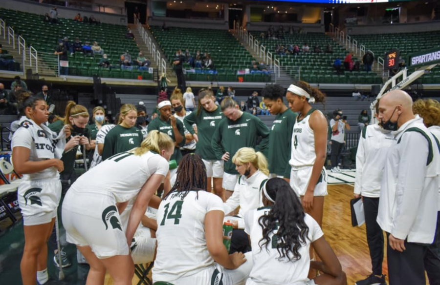 MSU head coach Suzy Merchant draws up a play in the Spartans 95-49 win over Northwood on Oct. 31, 2021/ Photo Credit: MSU Athletic Communications 