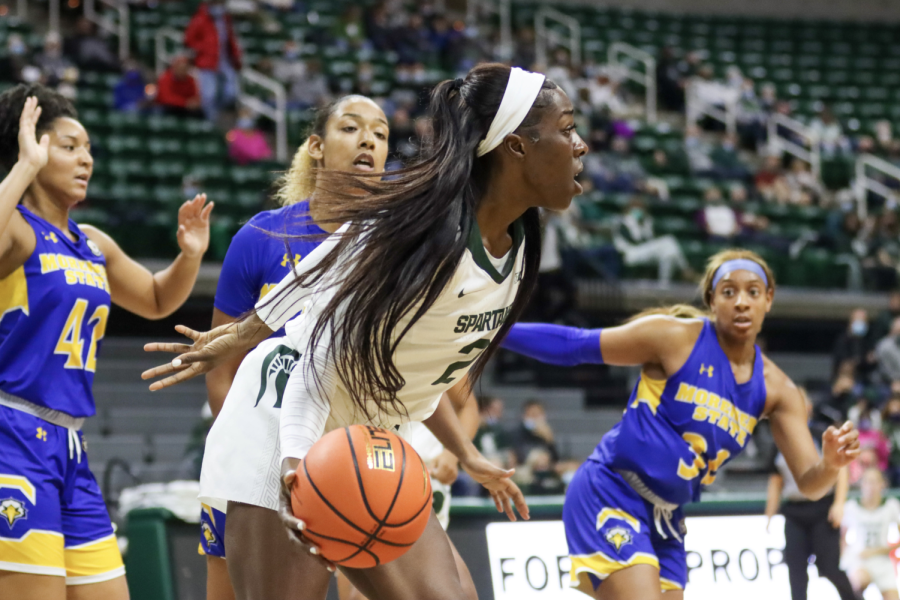 MSU+forward+Tamara+Farquhar+looks+for+an+open+teammate+during+the+Spartans+93-31+win+over+Morehead+State+on+Nov.+9%2C+2021%2F+Photo+Credit%3A+Sarah+Smith%2FWDBM