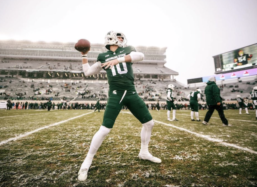 MSU+quarterback+Payton+Thorne+warms+up+in+the+snow+before+the+Spartans+take+on+Penn+State+on+Nov.+27%2C+2021%2F+Photo+Credit%3A+MSU+Athletic+Communications+