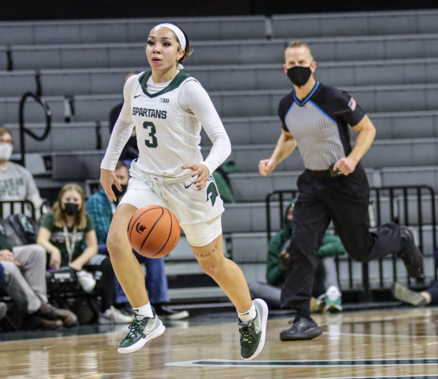 MSU+guard+Alyza+Winston+runs+the+point+during+the+Spartans+76-71+loss+to+Notre+Dame+on+Dec.+2%2C+2021%2F+Photo+Credit%3A+Sarah+Smith%2FWDBM