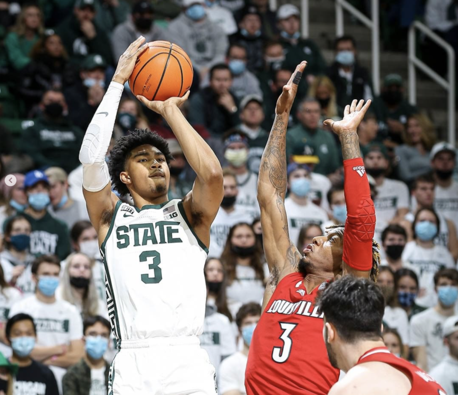 MSU+guard+Jaden+Akins+attempts+a+fadeaway+jumper+during+the+Spartans+73-64+win+over+the+Cardinals+on+Dec.+1%2C+2021%2F+Photo+Credit%3A+Sarah+Smith%2FWDBM