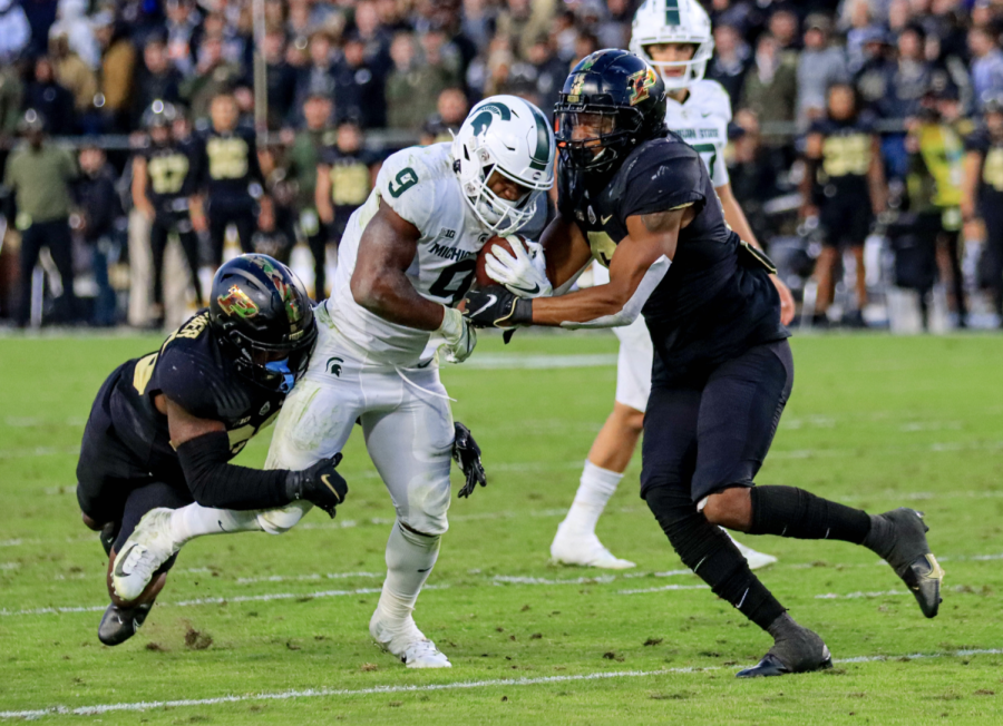 MSU+running+back+Kenneth+Walker+rumbles+forward+for+a+short+gain+during+the+Spartans40-29+loss+to+Purdue+on+Nov.+6%2C+2021%2F+Photo+Credit%3A+Sarah+Smith%2FWDBM