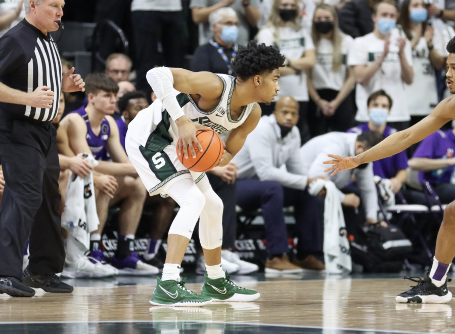 MSU+guard+Jaden+Akins+looks+for+an+open+teammate+during+the+Spartans+64-62+loss+against+Northwestern+on+Jan.+15%2C+2022%2F+Photo+Credit%3A+Sarah+Smith%2FWDBM