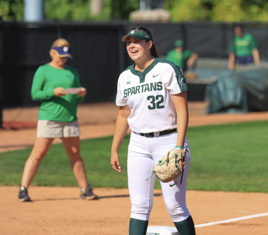 MSU+infielder+Alexis+Barroso+prepares+to+field+the+ball+during+a+scrimmage+on+Oct.+9%2C+2021+against+Notre+Dame%2F+Photo+Credit%3A+Sarah+Smith%2FWDBM