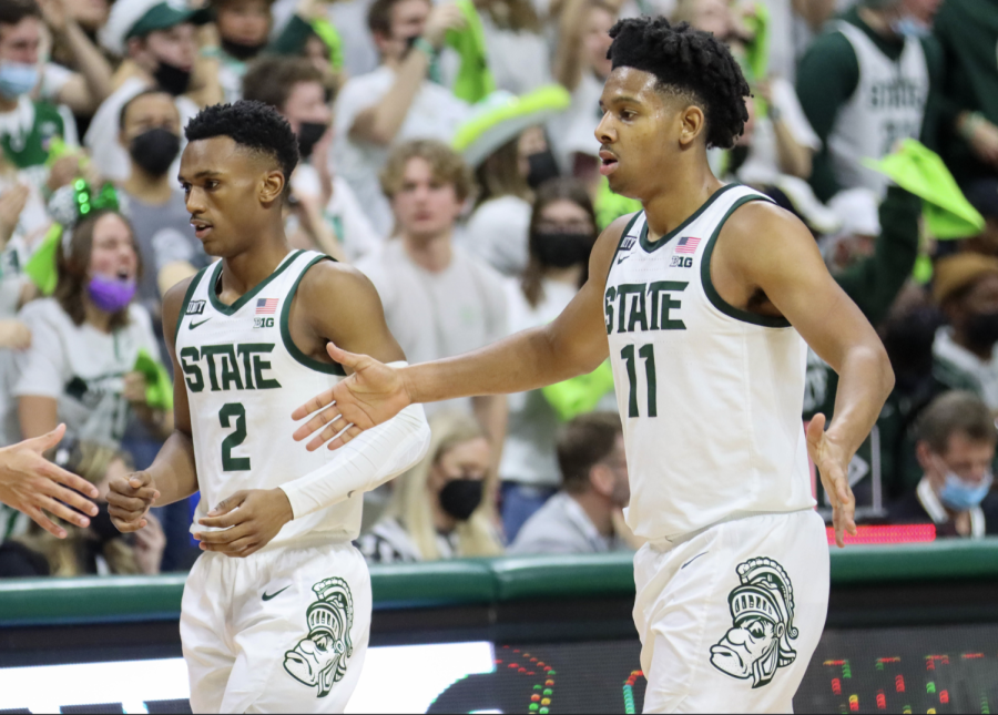 MSU+point+guard+A.J.+Hoggard+and+Tyson+Walker+high-five+their+teammates+during+the+Spartans+68-65+win+over+No.+4+Purdue+on+Feb.+26%2C+2022%2F+Photo+Credit%3A+Sarah+Smith%2FWDBM