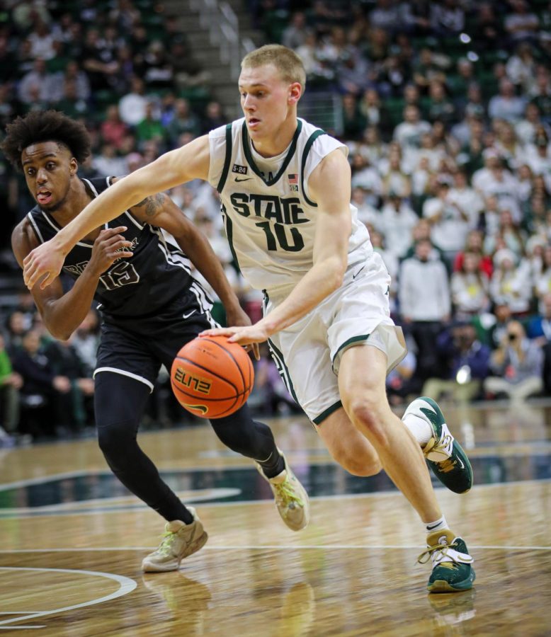 Joey Hauser drives to the lane during Michigan States victory over Brown on December 10, 2022. Photo Credit: Sarah Smith/WDBM