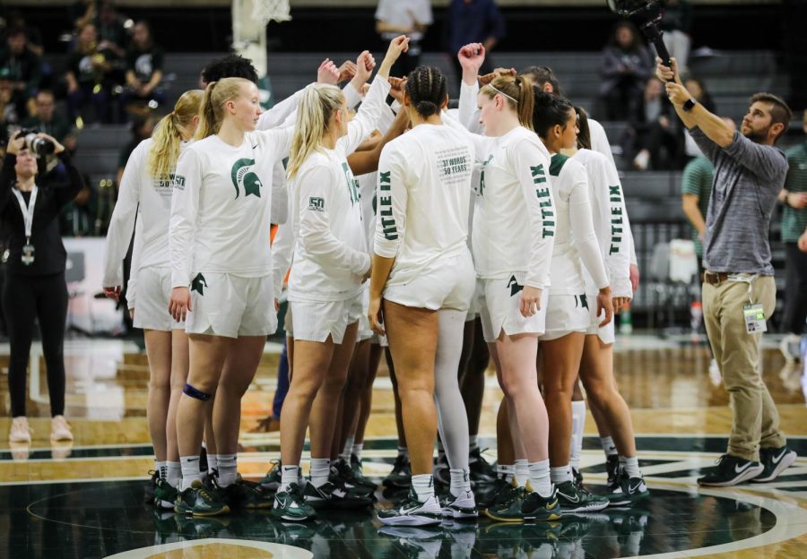 Michigan+State+gathers+at+the+center+of+the+court+ahead+of+their+game+against+Purdue+on+December+5%2C+2022.+Photo+Credit%3A+Sarah+Smith%2FWDBM