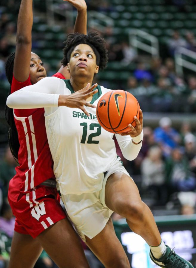 Isa Alexander shoots the ball around a defender during Michigan States 84-80 loss to Wisconsin in overtime on January 11, 2023. Photo Credit: Sarah Smith/WDBM