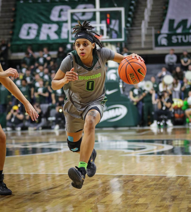 DeeDee+Hagemann+dribbles+the+ball+during+Michigan+States+84-81+overtime+loss+to+No.+10+Iowa+on+January+18%2C+2023.+Photo+Credit%3A+Sarah+Smith%2FWDBM
