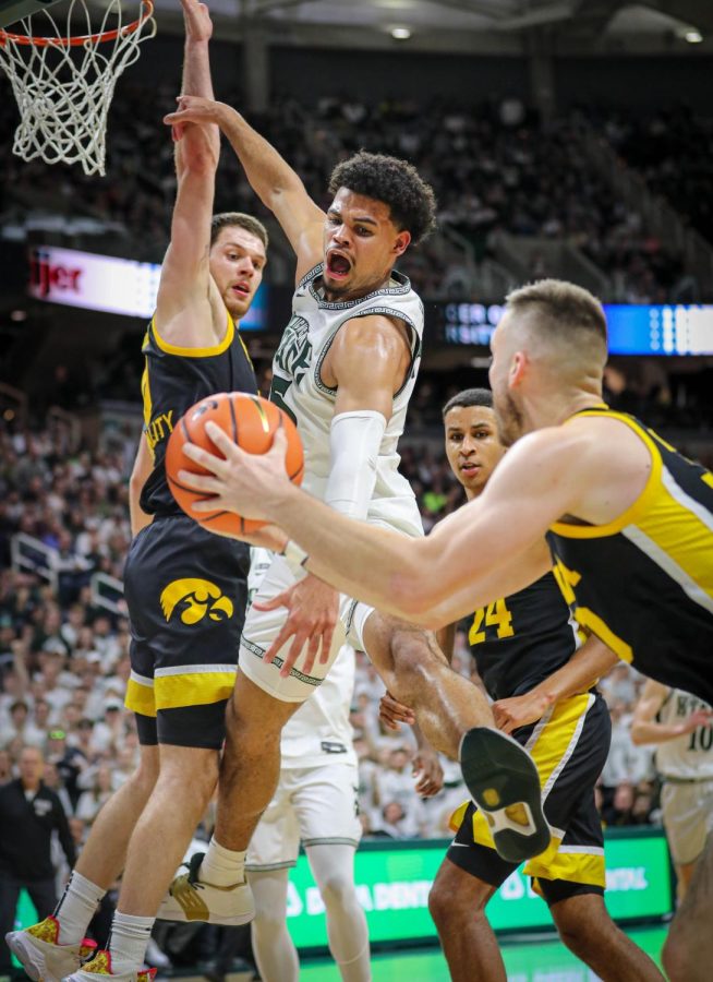 Malik Hall goes for a loose ball during Michigan States 63-61 victory over Iowa on January 26, 2023. Photo Credit: Sarah Smith/WDBM