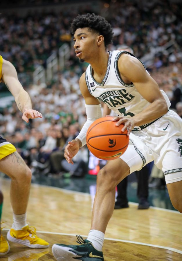 Jaden Akins dribbles into the lane during Michigan States 63-61 victory over Iowa on January 26, 2023. Photo Credit: Sarah Smith/WDBM