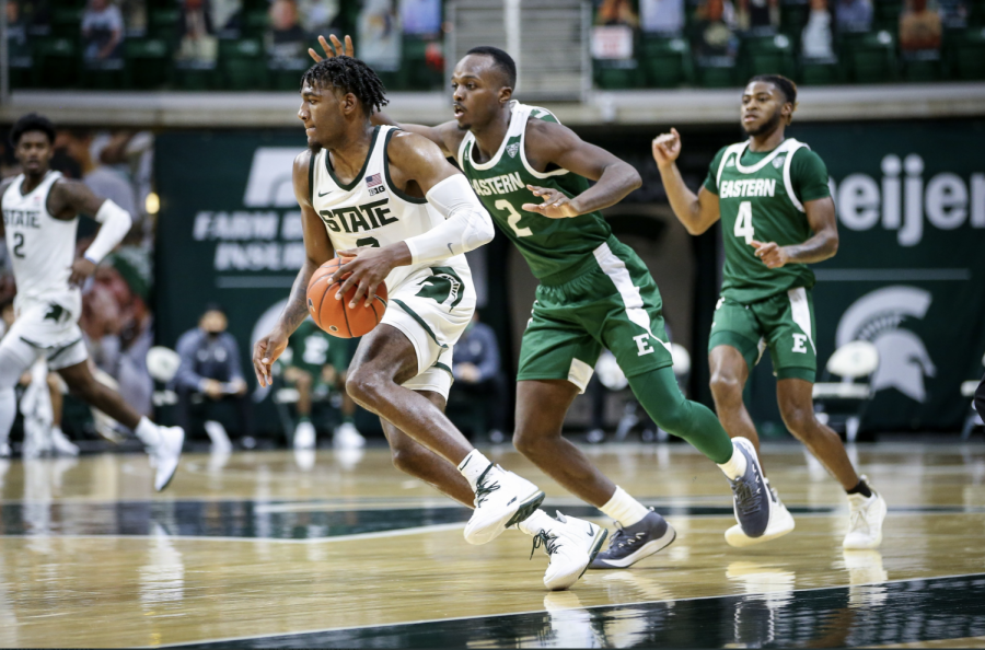 Aaron+Henry+brings+the+ball+up+the+floor+against+Eastern+Michigan%2F+Photo+Credit%3A+MSU+Athletic+Communications%0A