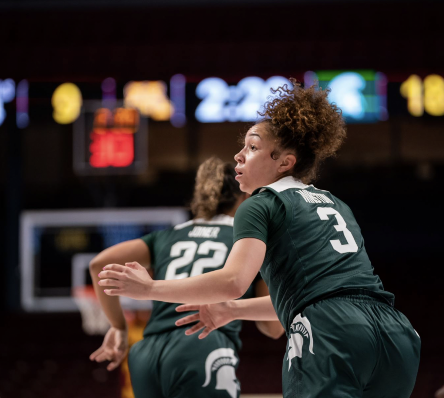 Alyza+Winston+asks+for+the+ball+against+Minnesota%2F+Photo+Credit%3A+MSU+Athletic+Communications%0A%0A