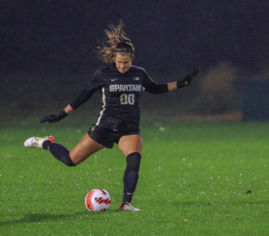 MSU+goaltender+Lauren+Kozal+winds+up+for+a+goal+kick+in+the+Spartans+1-0+home+loss+to+Wisconsin+on+Sept.+24%2C+2021%2F+Photo+Credit%3A+Sarah+Smith%2FWDBM