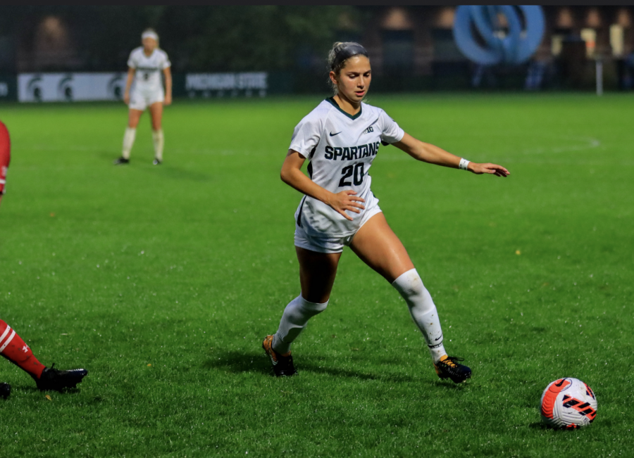 MSU+defender+Zivana+Labovic+attempts+to+regain+possession+in+the+Spartans+1-0+loss+to+Wisconsin+on+Sept.+24%2C+2021%2F+Photo+Credit%3A+Sarah+Smith%2FWDBM