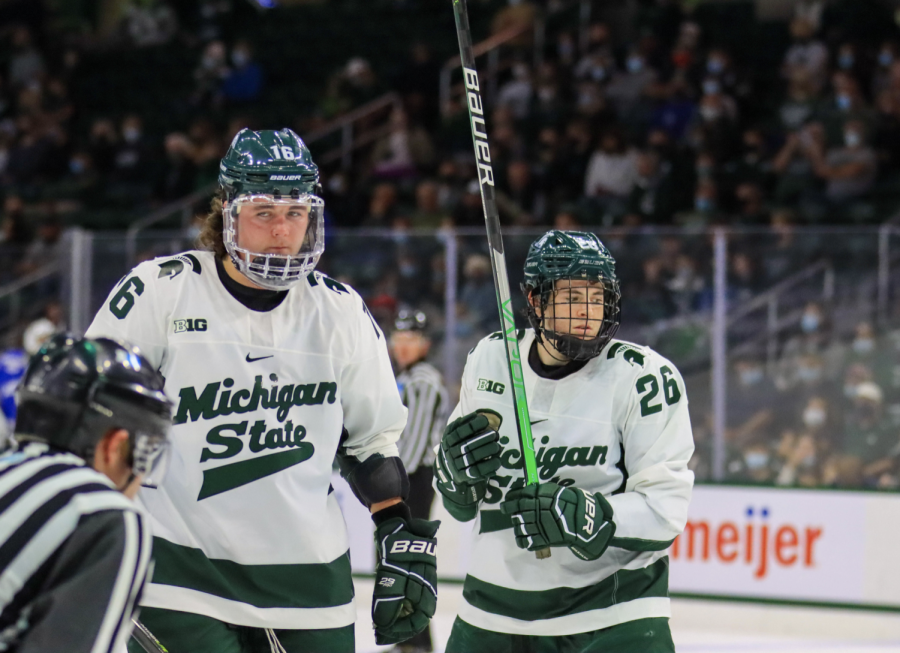 MSU+forwards+Jesse+Tucker+%2816%29+and+Tanner+Kelly+%2826%29+skate+together+during+the+Spartans+5-1+win+over+Air+Force+on+Oct.+9%2C+2021%2F+Photo+Credit%3A+Sarah+Smith%2FWDBM