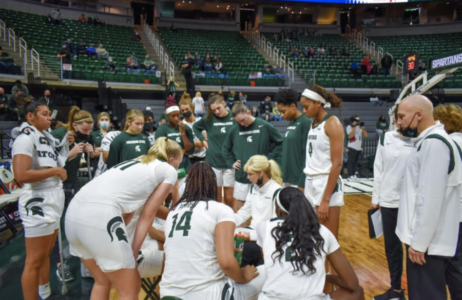 MSU+head+coach+Suzy+Merchant+draws+up+a+play+in+the+Spartans+95-49+win+over+Northwood+on+Oct.+31%2C+2021%2F+Photo+Credit%3A+MSU+Athletic+Communications+