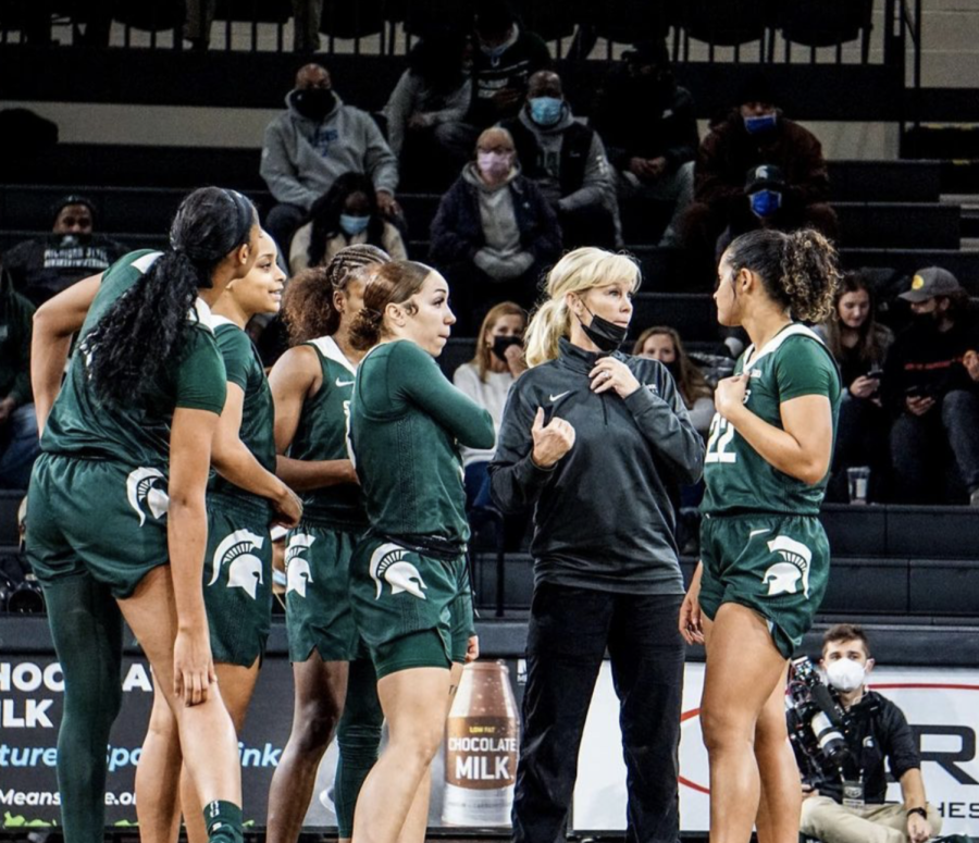 MSU head coach Suzy Merchant talks with her team in their 84-71 win over Oakland on Nov. 26, 2021/ Photo Credit: MSU Athletic Communications
