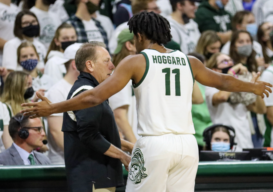 MSU+point+guard+A.J.+Hoggard+talks+with+head+coach+Tom+Izzo+during+the+Spartans+73-64+win+over+Louisville+on+Dec.+1%2C+2021%2F+Photo+Credit%3A+Sarah+Smith%2FWDBM