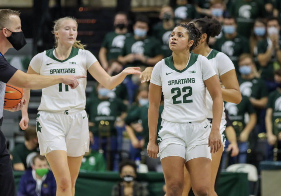 MSU+forwards+Moira+Joiner+%2822%29+and+Matilda+Ekh+%2811%29+during+the+Spartans+76-71+loss+to+Notre+Dame+on+Dec.+2%2C+2021%2F+Photo+Credit%3A+Sarah+Smith%2FWDBM