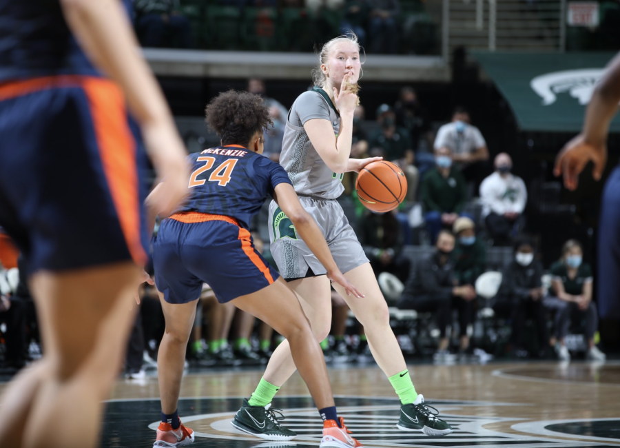 MSU forward Matilda Ekh calls out a play while dribbling during the Spartans 75-60 win over Illinois on Dec. 9, 2021/ Photo Credit: MSU Athletic Communications 