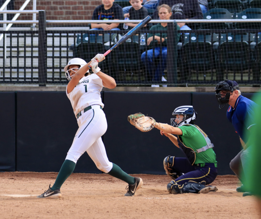 MSU+infielder+Camryn+Wincher+swings+at+a+pitch+during+a+scrimmage+against+Notre+Dame+on+Oct.+9%2C+2021%2F+Photo+Credit%3A+Sarah+Smith%2FWDBM