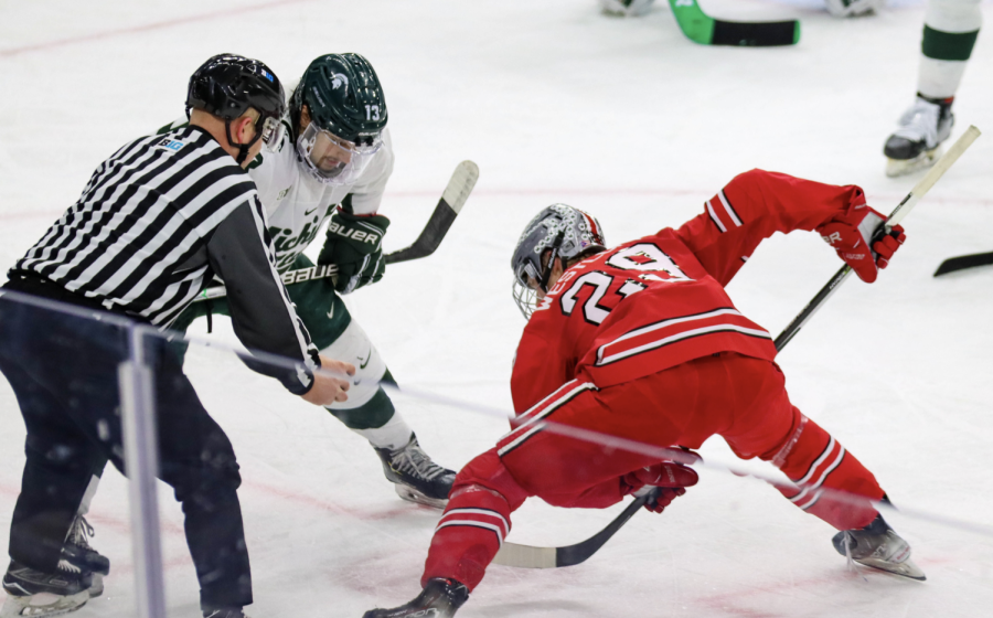 MSU+forward+Kristoff+Papp+prepares+to+face+off+against+Ohio+State+forward+Jake+Wise+on+Jan.+22%2C+2022%2F+Photo+Credit%3A+Sarah+Smith%2FWDBM