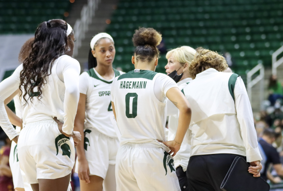 MSU guard Deedee Hagemann, along with her teammates, gather together during a timeout against Minnesota on Jan. 23, 2022/ Photo Credit: Sarah Smith/WDBM