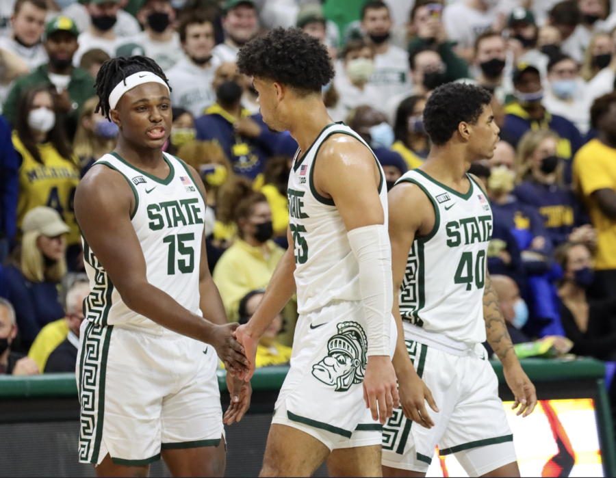 MSU+forward+Maliq+Carr+checks+into+the+game+and+high-fives+Malik+Hall+during+the+Spartans+83-67+win+over+Michigan+on+Jan.+29%2C+2022%2F+Photo+Credit%3A+Sarah+Smith%2FWDBM