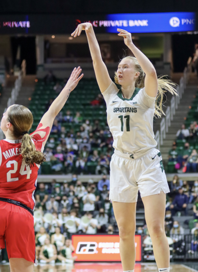 MSU+forward+Matilda+Ekh+attempts+a+3-pointer+in+the+Spartans+61-55+loss+to+No.+17+Ohio+State+on+Feb.+27%2C+2022%2F+Photo+Credit%3A+Sarah+Smith%2FWDBM