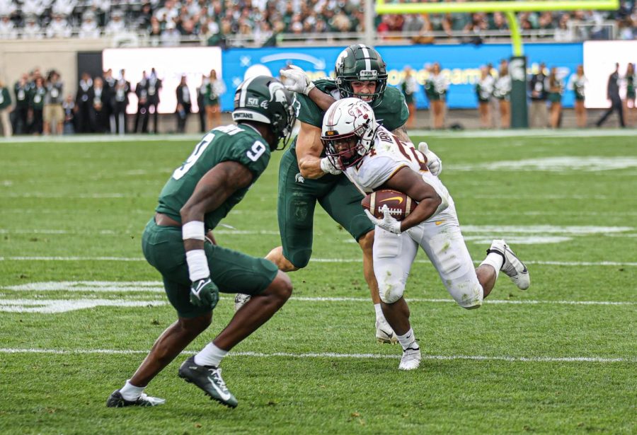 Michigan State defenders try to stop a run during the Spartans 34-7 loss to the Golden Gophers on September 24, 2022. Photo Credit: Sarah Smith/WDBM