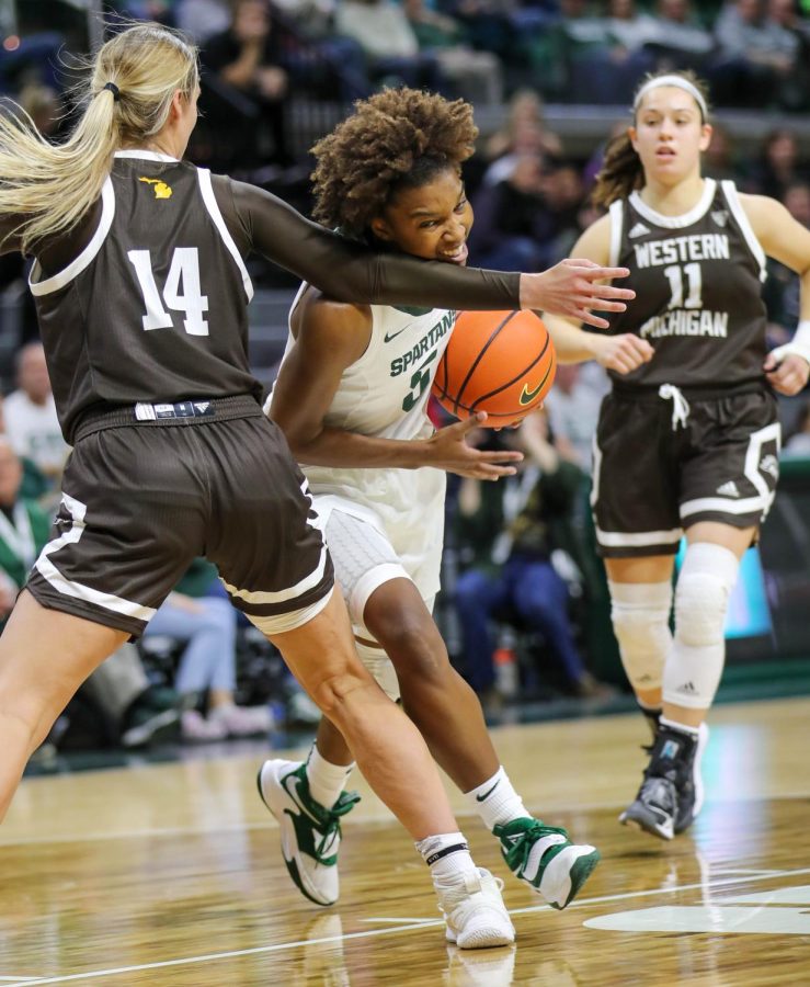 Kamaria McDaniel fights through a defender during Michigan States 97-49 victory over Western Michigan on November 13, 2022. Photo Credit: Sarah Smith/WDBM