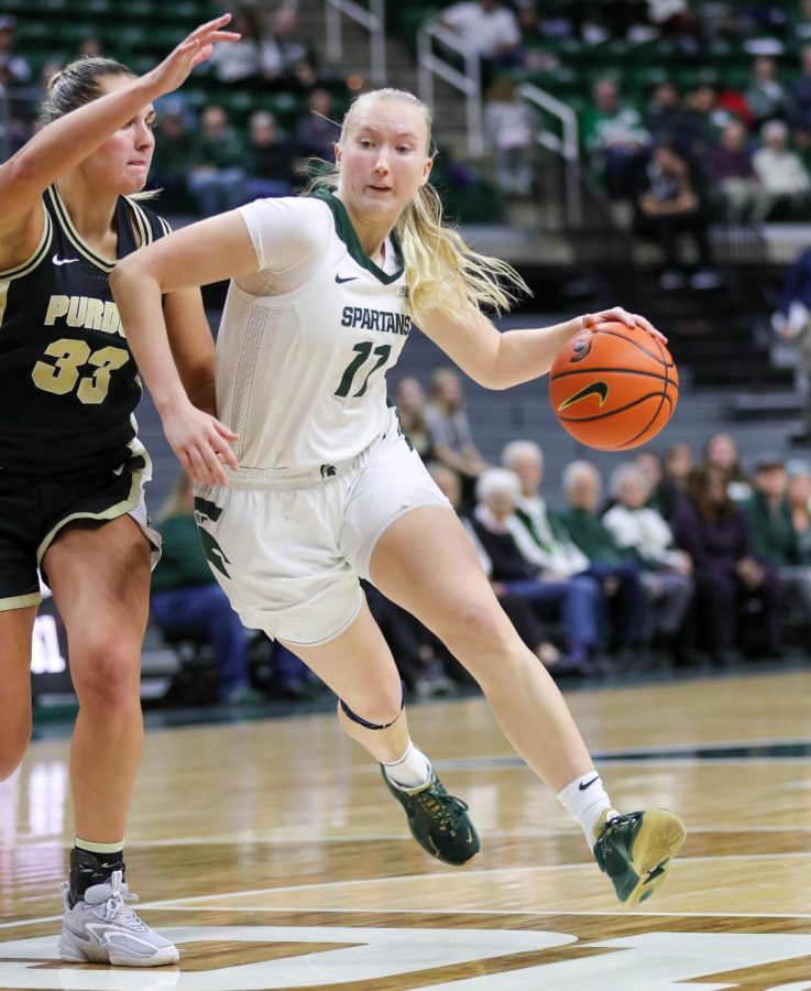 Matilda+Ekh+dribbles+towards+the+lane+during+Michigan+States+overtime+loss+to+Purdue+on+December+5%2C+2022.+Photo+Credit%3A+Sarah+Smith%2FWDBM
