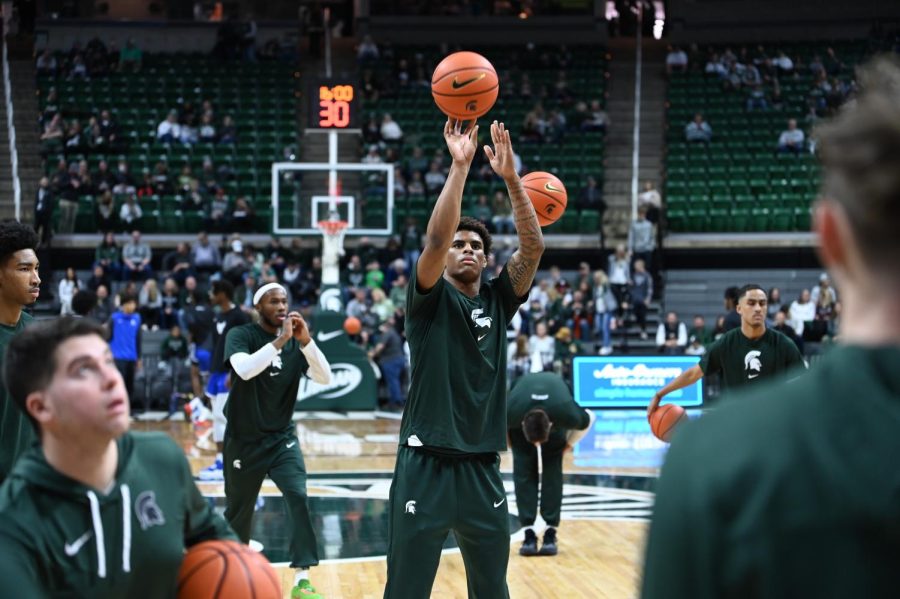 Keon+Coleman+warms+up+with+Michigan+States+basketball+team+ahead+of+the+Spartans+game+against+Buffalo+on+December+30%2C+2022.+Photo+Credit%3A+Jack+Moreland%2FWDBM