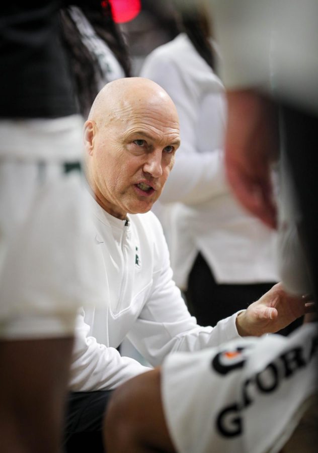 Dean Lockwood coaches his team in a timeout during Michigan States 77-67 loss to No. 18 Michigan on February 5, 2023. Photo Credit: Sarah Smith/WDBM