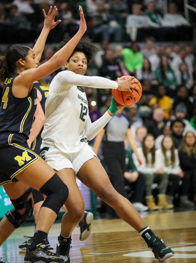 Isa Alexander drives into the lane during Michigan States 77-67 loss to No. 18 Michigan on February 5, 2023. Photo Credit: Sarah Smith/WDBM