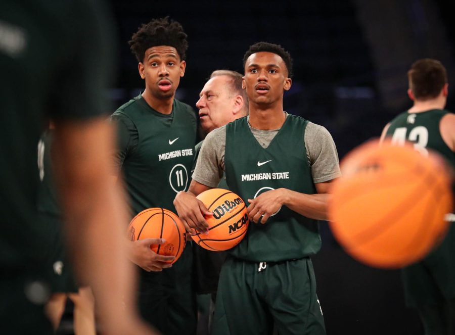 Head Coach Tom Izzo talks to AJ Hoggard and Tyson Walker during Michigan States practice on March 22, 2023 ahead of the Spartans Sweet Sixteen matchup against Kansas State. Photo Credit: Sarah Smith/WDBM