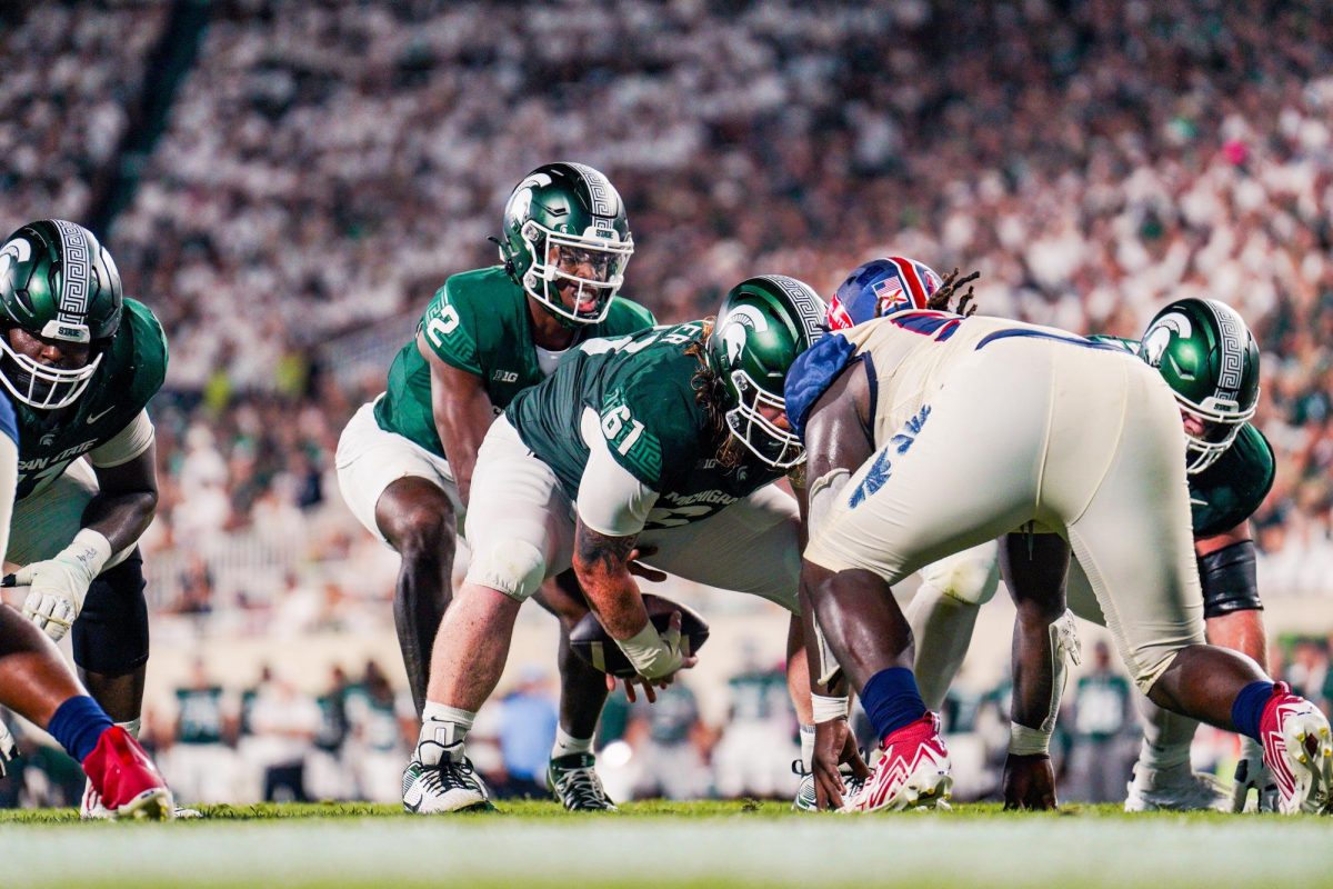 Aidan Chiles gets under center in Michigan State's 16-10 victory over FAU. (August 30, 2024)